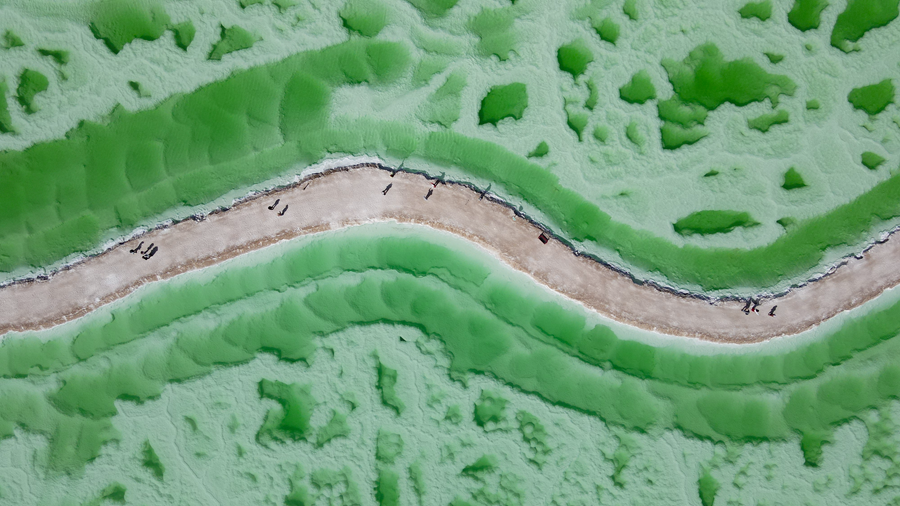 在茫崖翡翠湖，感受大自然神奇的色彩